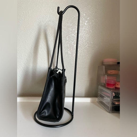 Elegant Black Leather Shoulder Bag - Picture 3 of 7